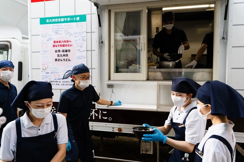 高雄偕北九州再援熊本 烏龍麵餐車進災區送熱食暖心