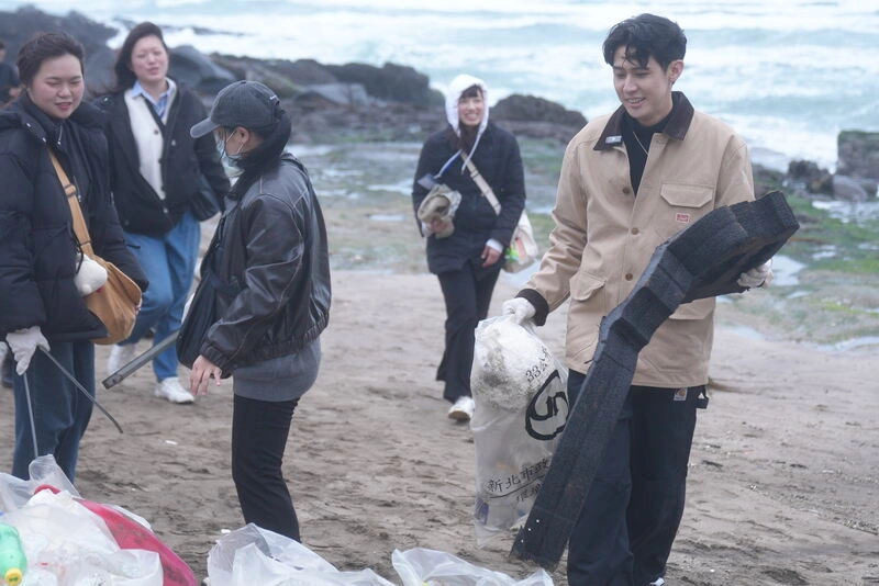 李玉璽生日揪粉絲做公益 淨灘號召關注環保安全