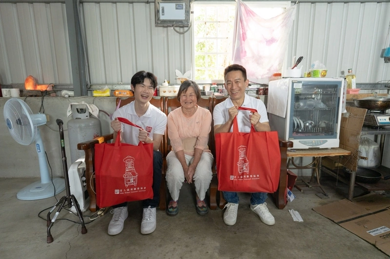 郭子乾父子送暖屏東弱勢長輩 欣慰：兒子長大了