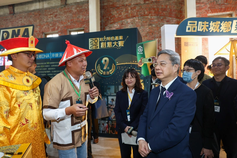 地方特色產業創意大賽　龔明鑫參觀優勝團隊