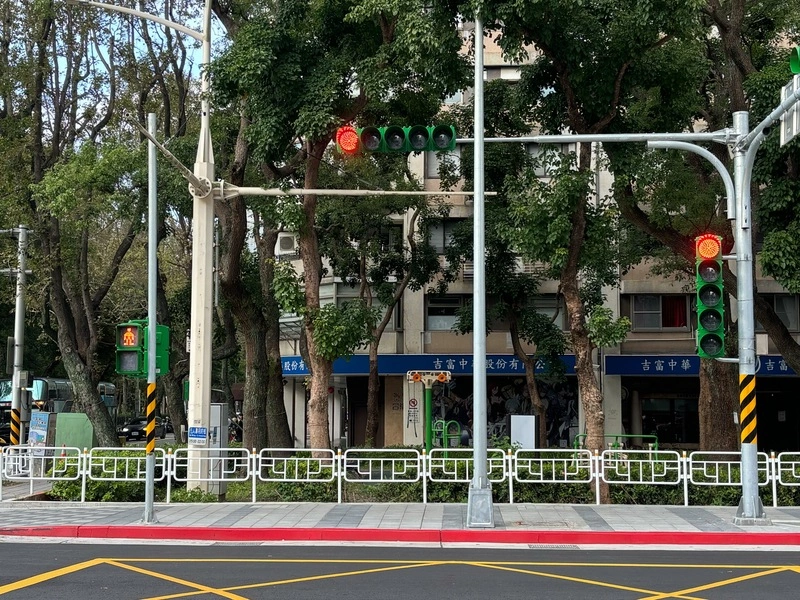 護欄裝人行道內側惹議　北市新工處：與地方共識