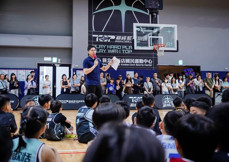 巔峰盃3X3籃球賽　PLG勇士教練吳永仁帶女兒參與