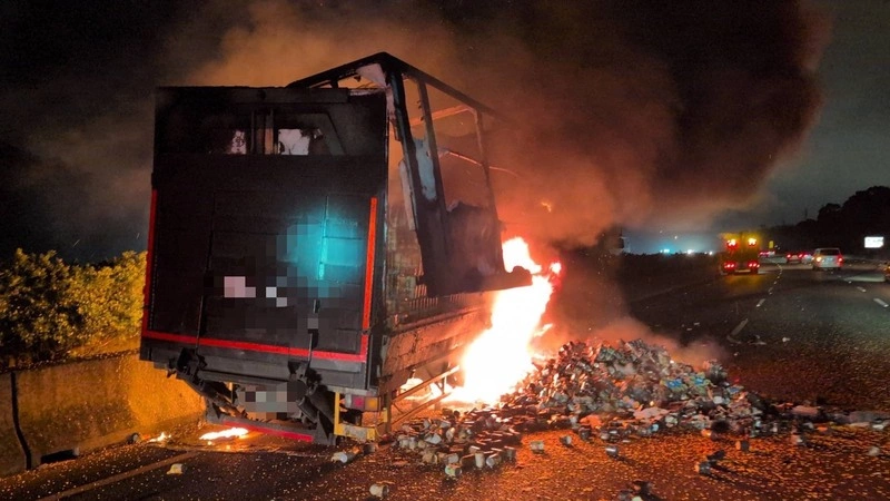 國1南下竹苗交界路段火燒車