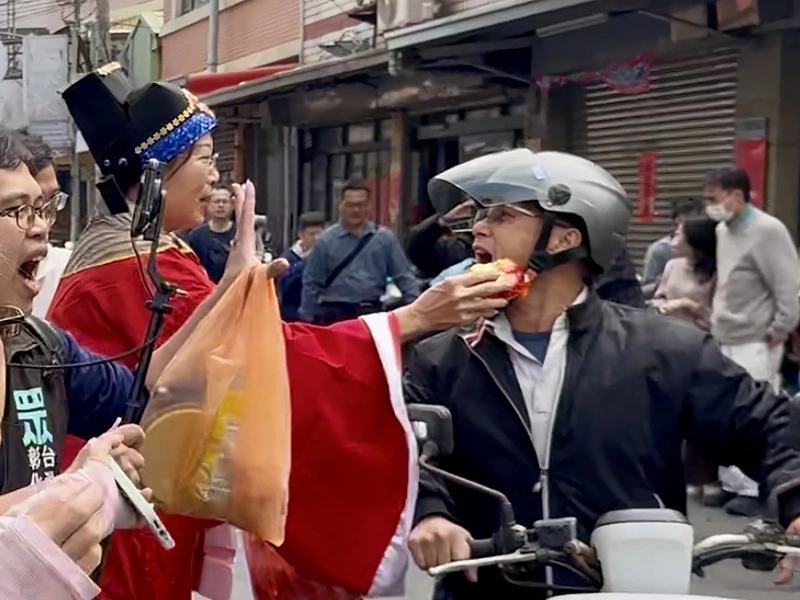 男嗆黃國昌遭志工拿糖塞嘴　民眾黨參選人致歉