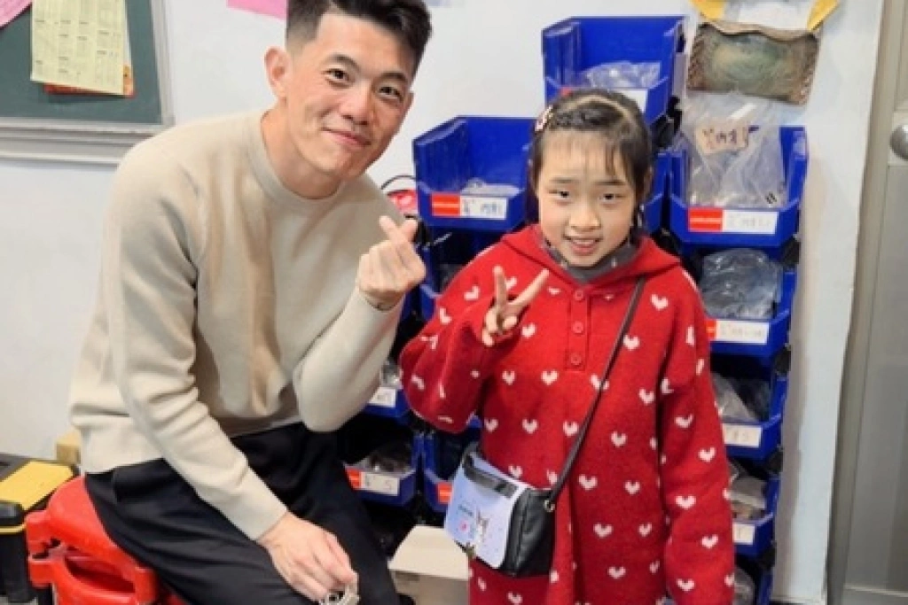 光復救災後兌現承諾 士官長春節探望贈帽女童