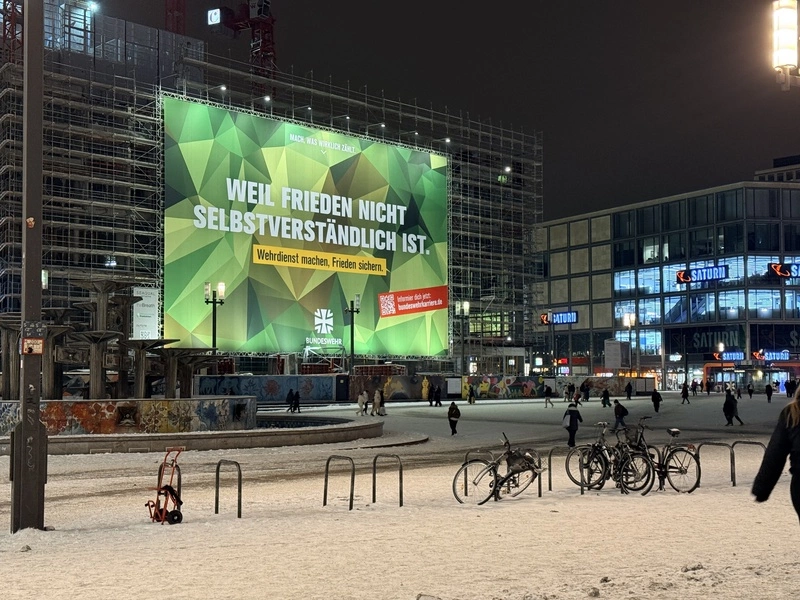 柏林市中心懸掛聯邦國防軍招募廣告