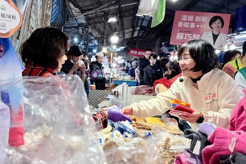 新北掃街拜票　蘇巧慧續推政見、黃國昌盼公開討論