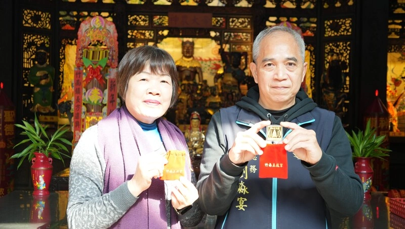 不是發圓形錢母　竹南五穀宮年初一發方形限量無事牌