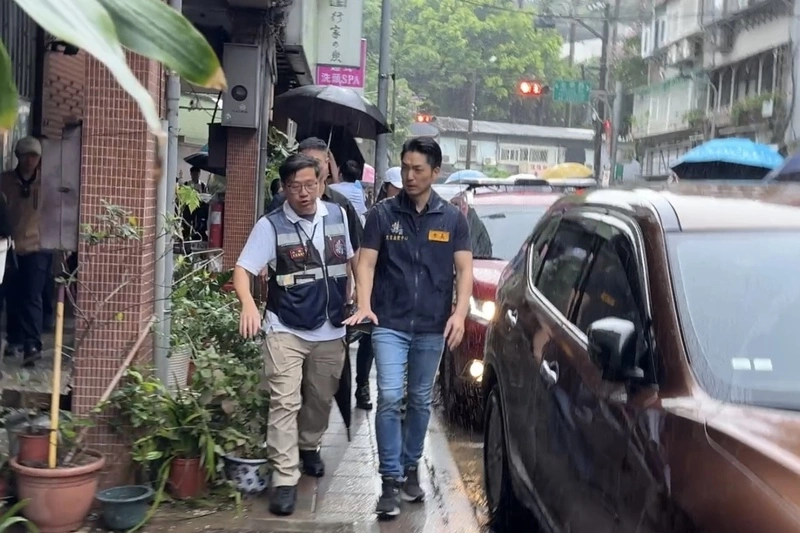 蔣萬安赴內湖勘災　承諾從寬從優補償住戶