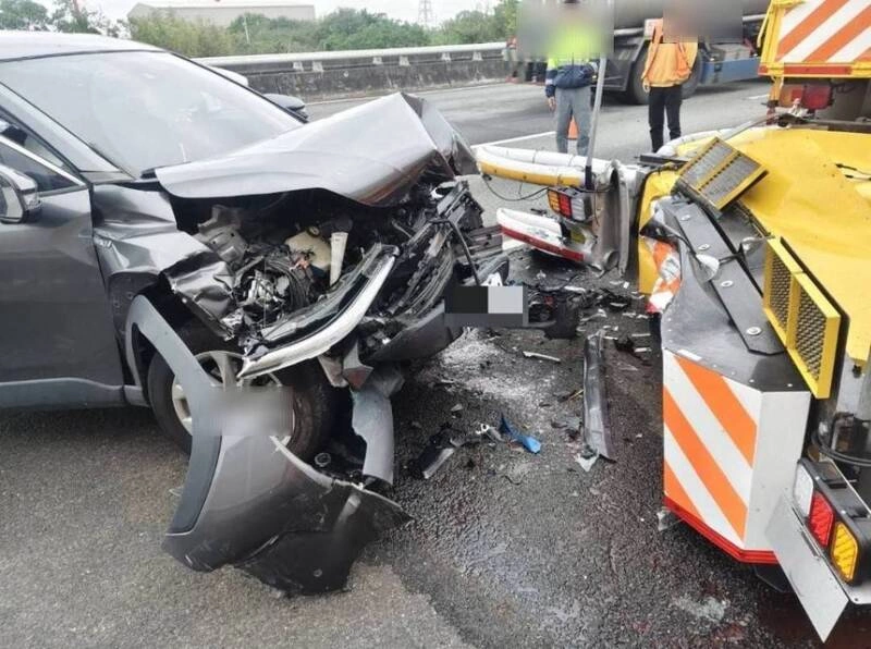 疑精神不濟開啟輔助駕駛　自小客撞國道緩撞車