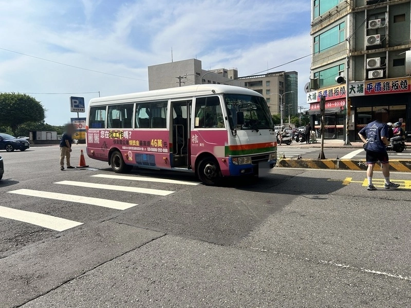 中壢免費公車撞傷行人  桃園交通局罰業者7萬元