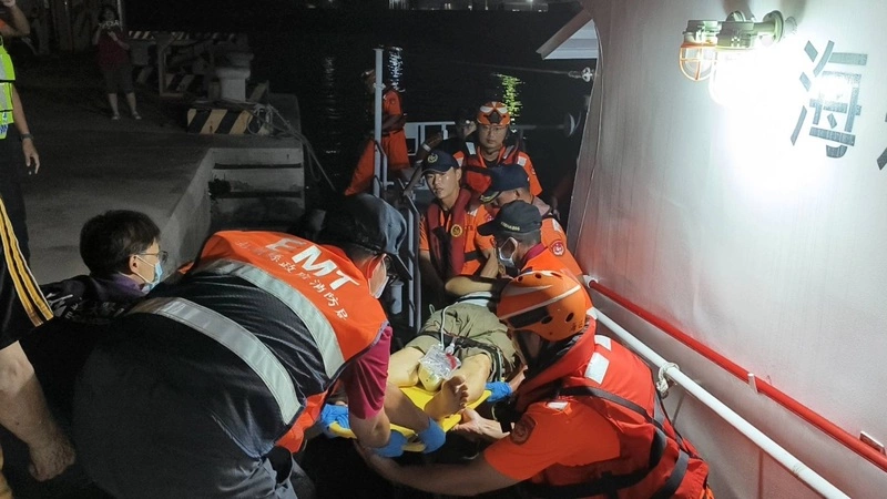 澎湖望安長者病發  海巡漏夜馳往救援送醫