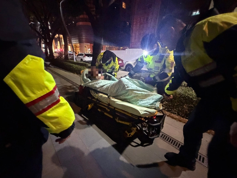 台中6旬男倒臥路旁　警助送醫化解危機