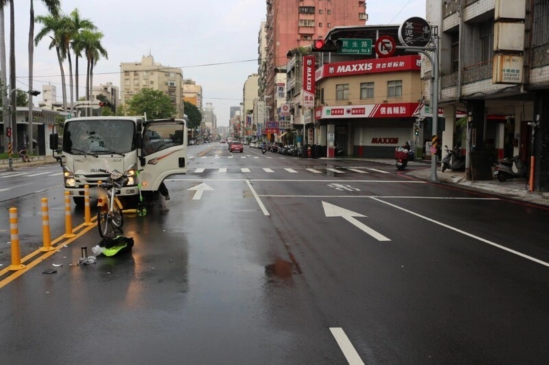 台中婦騎自行車左轉遭小貨車撞擊　送醫搶救不治
