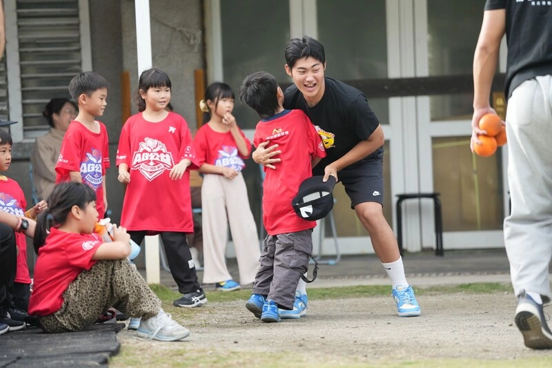 陳世展攜中職球員做公益　回饋家鄉球隊