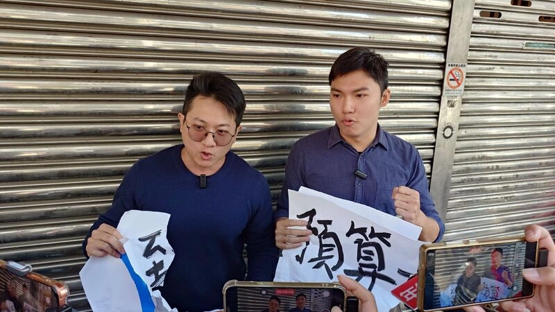 柯文哲陪張啓楷嘉市拜廟遇抗議（2）