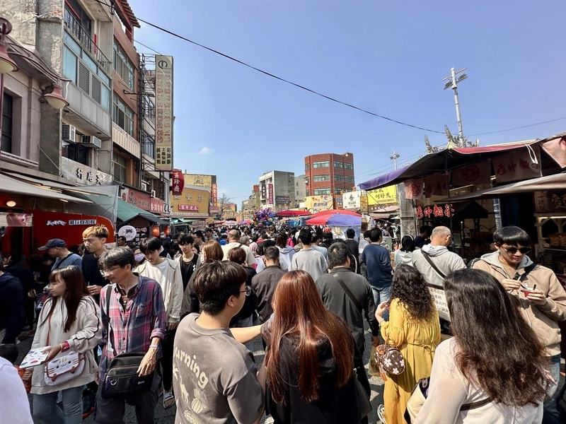 鹿港老街春節湧人潮　遊客直呼年味十足