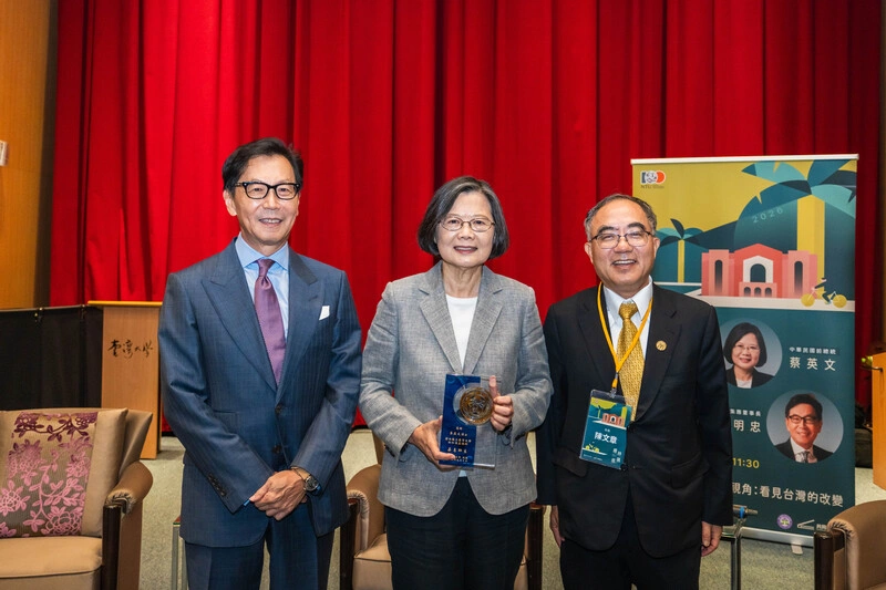 蔡英文、蔡明忠台大對談　反思AI時代的法律挑戰