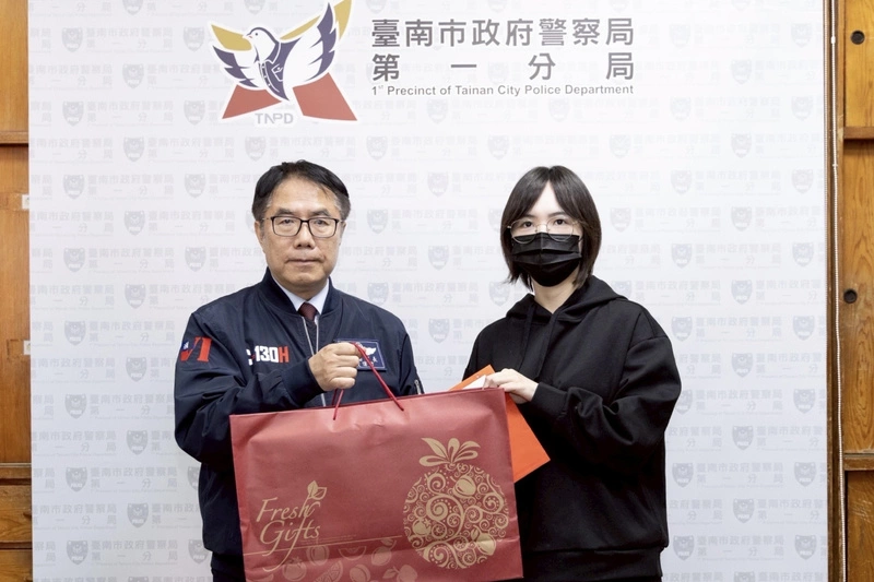 黃偉哲慰問執勤遭砍傷女警