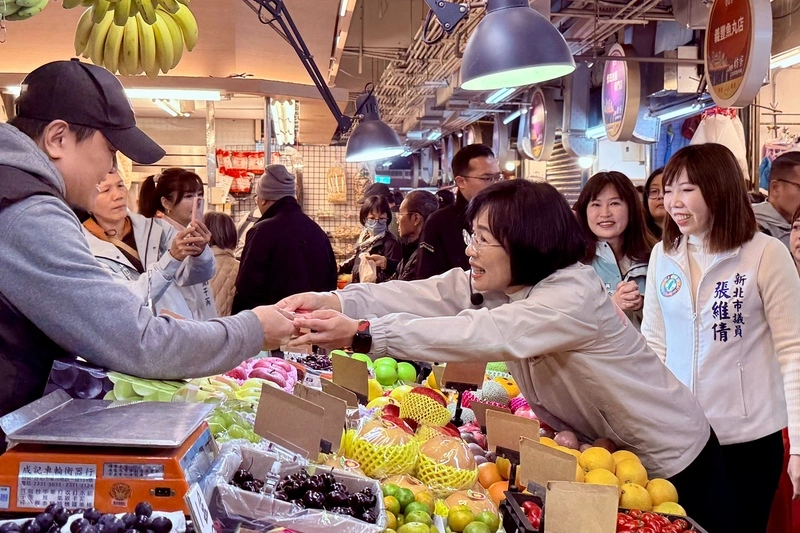 蘇巧慧傳統市場拜票　爭取支持