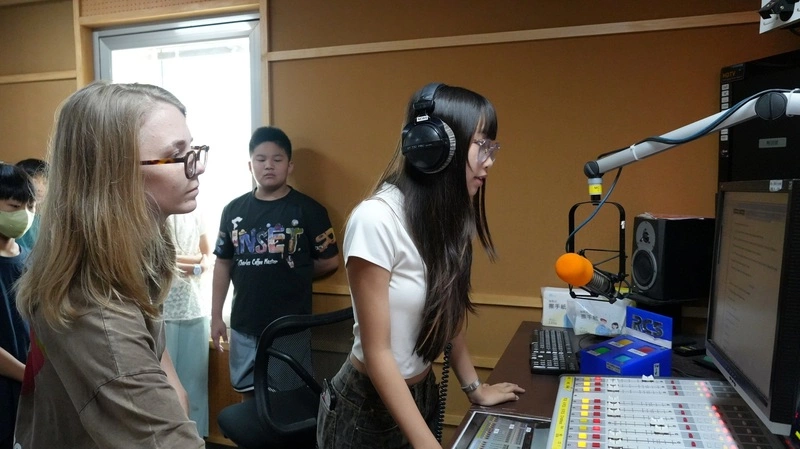 國教署攜ICRT辦電台導覽　學生體驗英文新聞播報