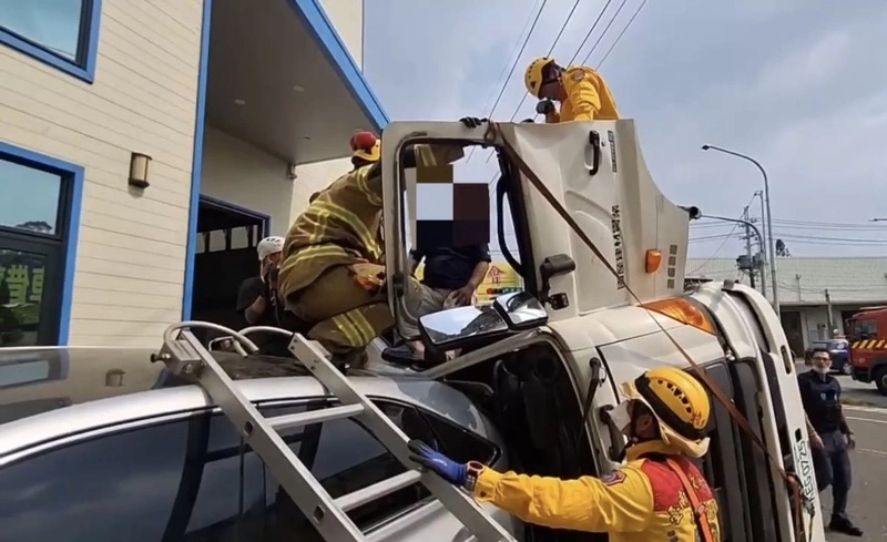 台南永康區水泥預拌車翻覆