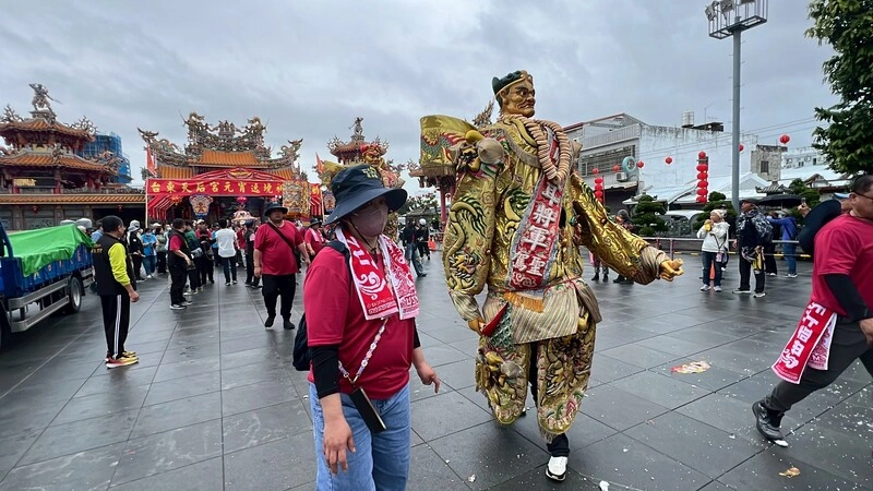 逾20場炮炸寒單70陣頭遶境  台東市砲聲不絕於耳