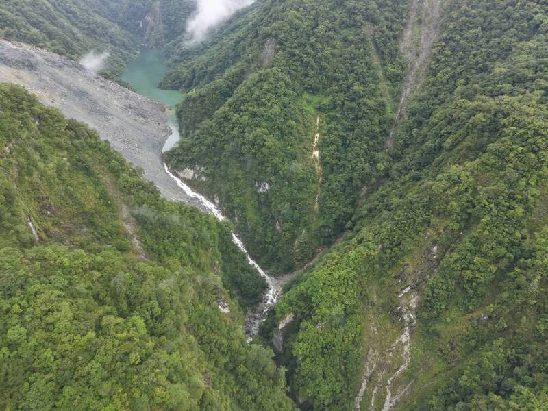 萬里溪堰塞湖壩體輕微沖刷下切　無立即性破壞跡象