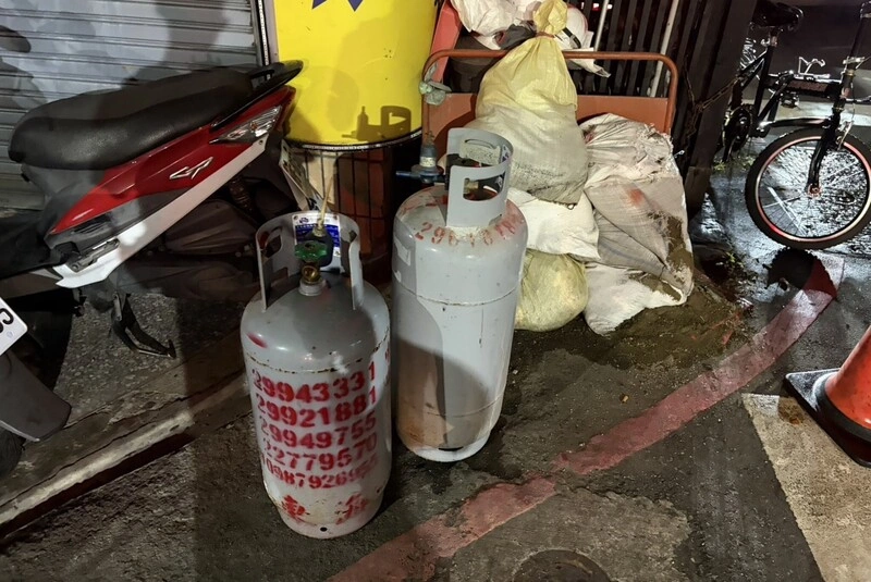 新北醉男開瓦斯、潑汽油揚言縱火　警壓制送辦