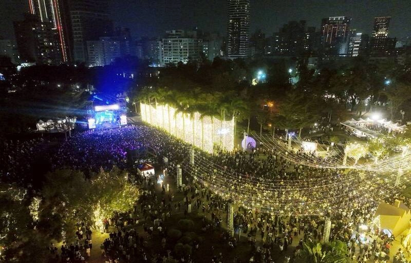 高雄聖誕生活節吸引大批人潮