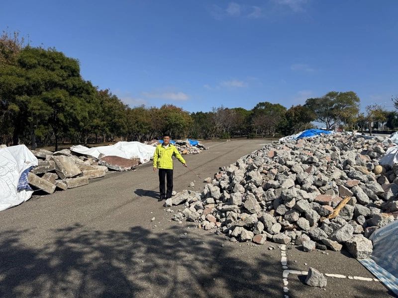 台中沙鹿綠地停車場遭堆置廢棄物　議員要求恢復