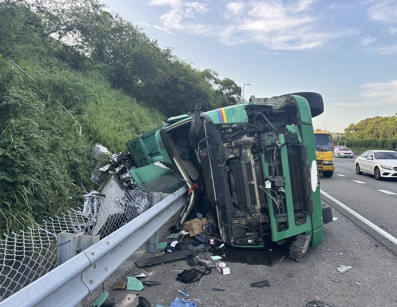 國3南下通霄段2車碰撞翻覆　後方車流回堵