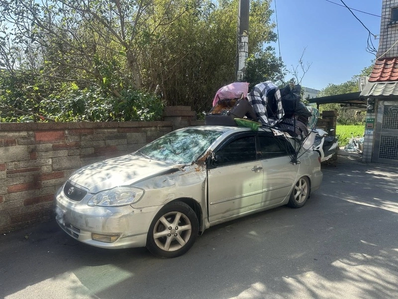 小客車頂綁滿雜物　桃園警開罰（2）