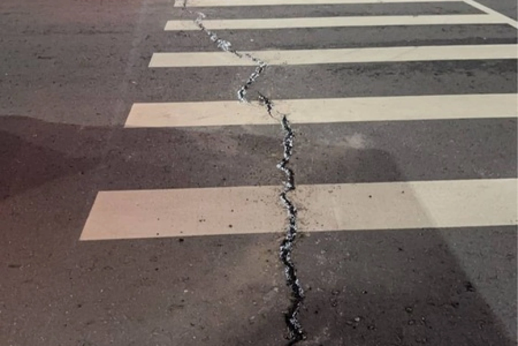 強震過後　新莊宏匯廣場前路裂擴大急修補