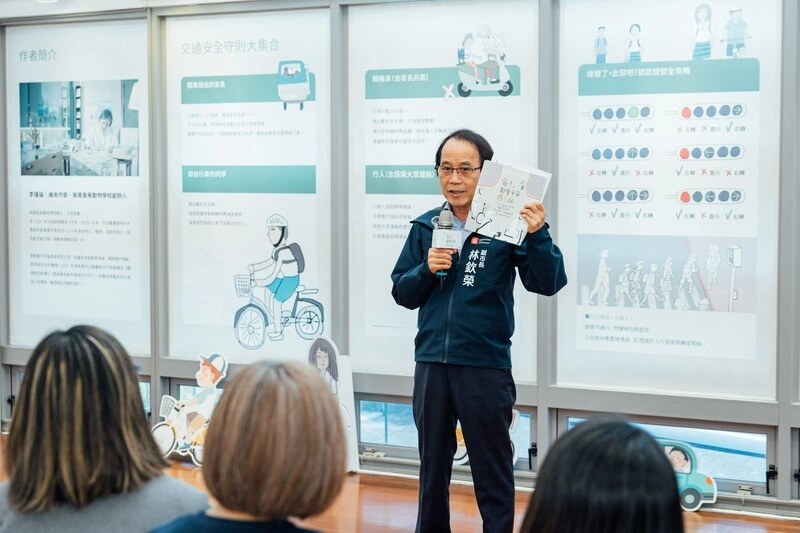 高雄交通安全月閱讀出發　鳳山國中師生共創交安繪本