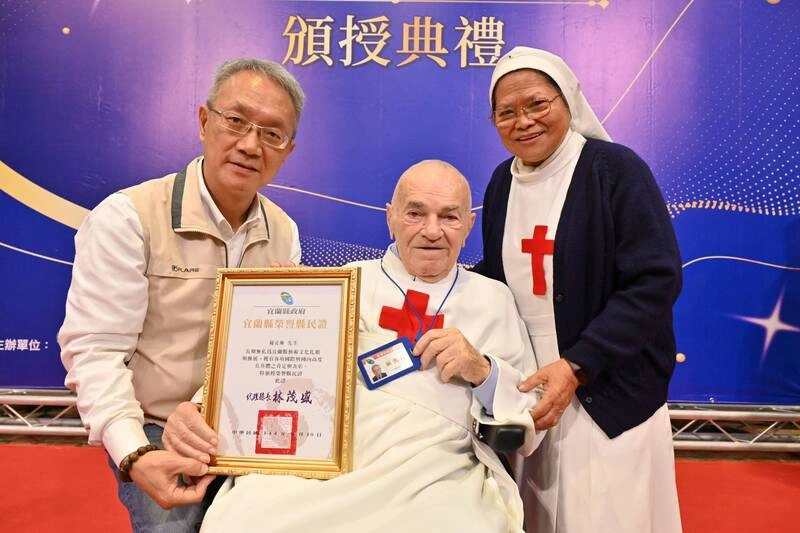 義大利神父秘克琳獲頒宜蘭榮譽縣民證