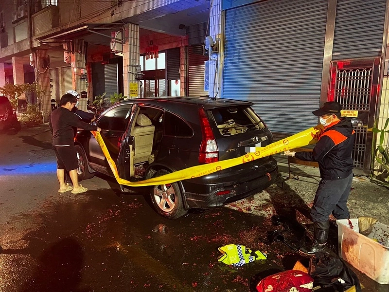 高雄男子燃放鞭炮毀車　遭警逮送辦