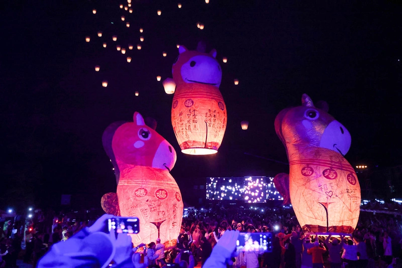 新北平溪天燈節點亮夜空　福馬主燈山城祈福好運