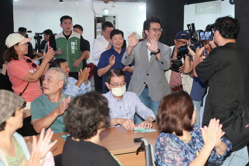 沈伯洋永康商圈交流　討論都更人行道和商圈活化