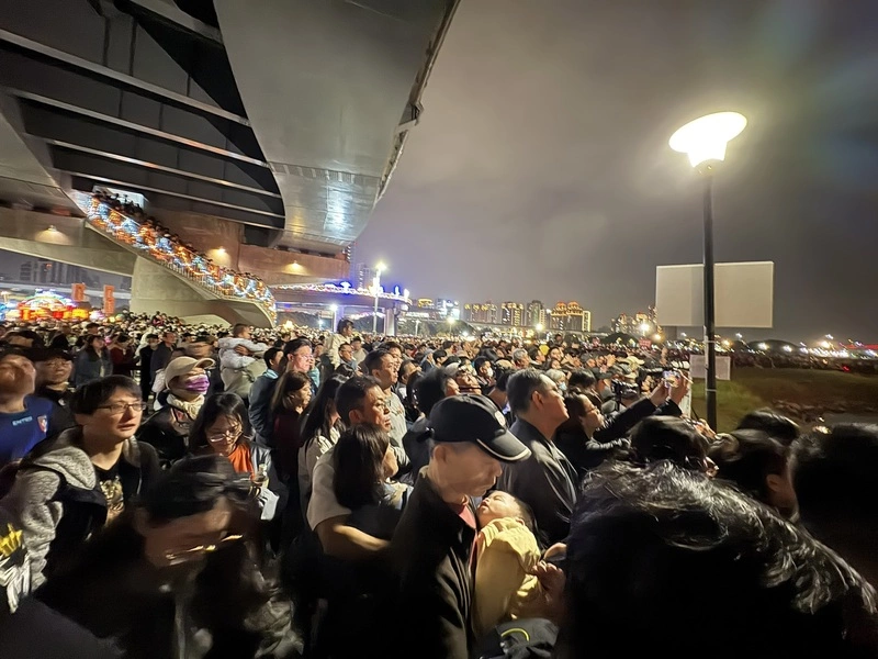 新北燈會鐵花秀吸人潮　火光震撼攝影師卡位搶拍