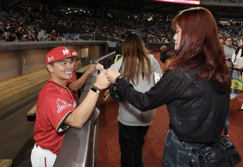 味全龍感謝祭　朱育賢出席