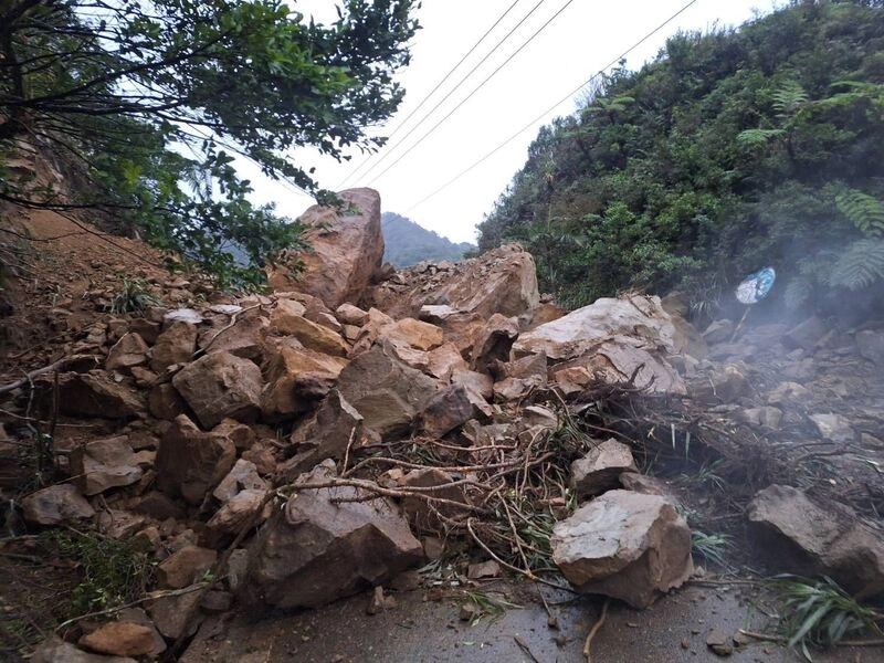 新北平溪106線邊坡坍方　估下午3時前單線通行