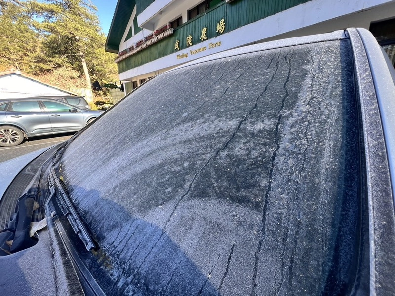 武陵農場零下低溫　汽車擋風玻璃結霜