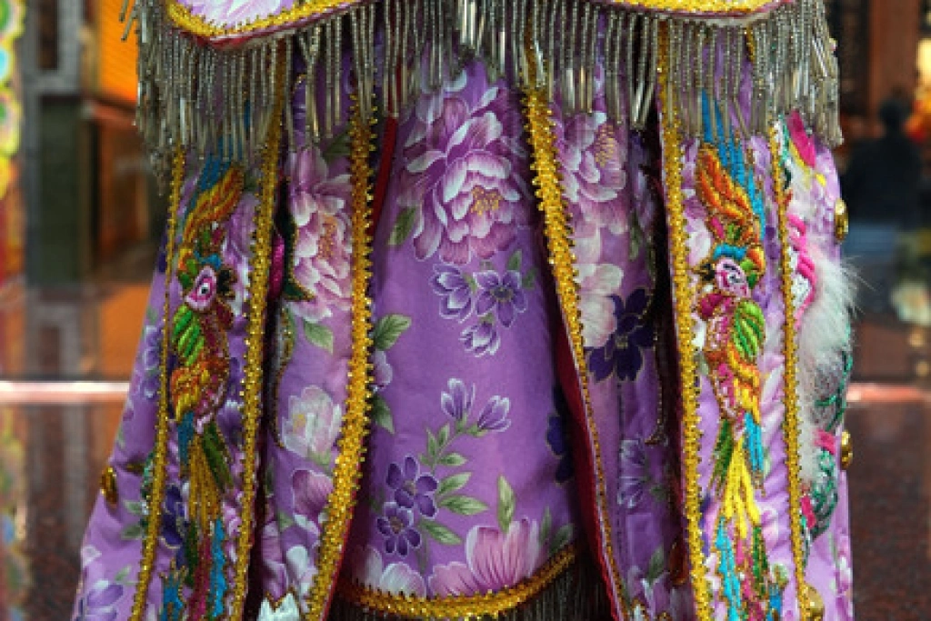 頭份永貞宮年初一發招財金幣　外袋採粉紫客家花布袋