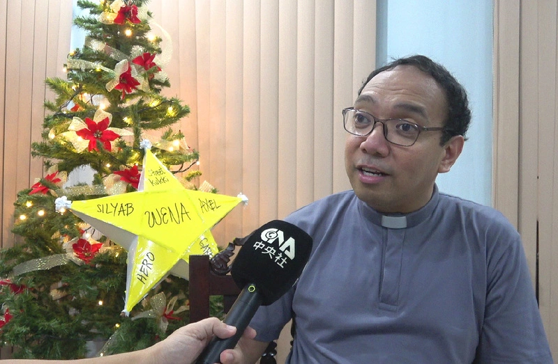 菲律賓神父馬杜古魯朗說明燈籠意義