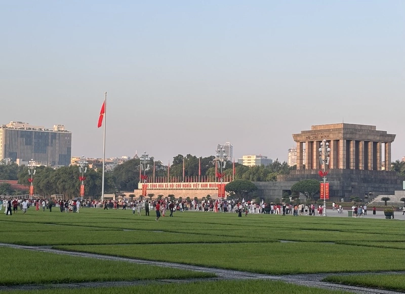 越南建國81週年萬人參加升旗典禮　金星紅旗淹沒巴亭廣場