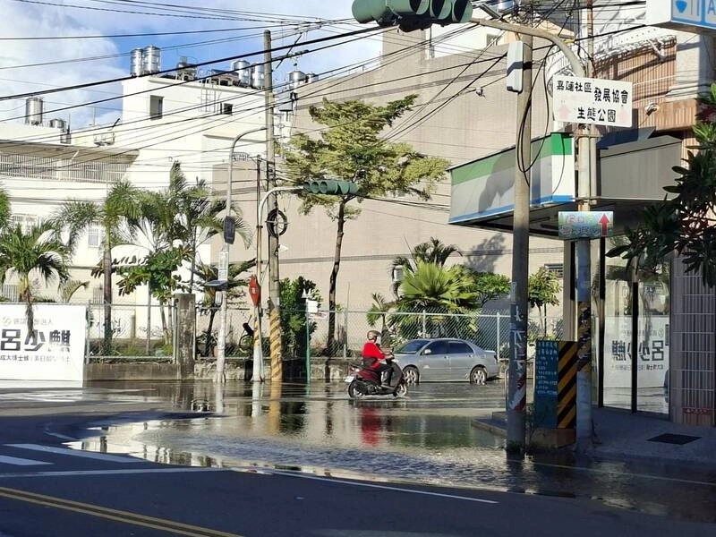 天文大潮首日東港水淹腳踝　預估14、15日潮位更高