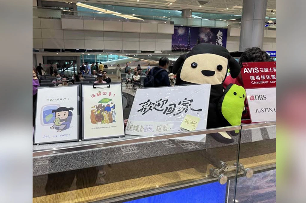 投票前夕現「接機超人」！網友自發等機歡迎回國挺罷民眾「網讚超感動」...許美華有感而發：最後這一哩路，大家要開開心心一起牽手達陣！