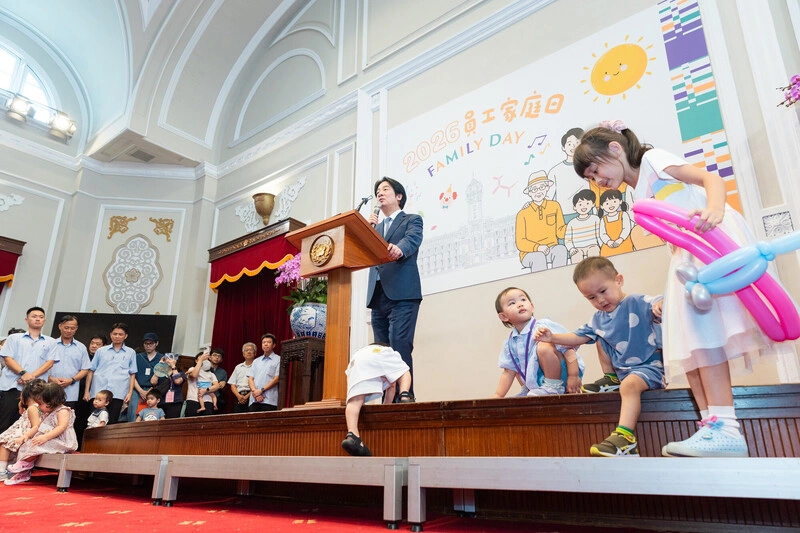 家庭日變催生大會　幼童搶鏡賴總統笑喊三個剛剛好