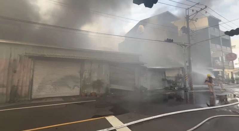 台南安南某鐵皮倉庫火警　濃煙密布